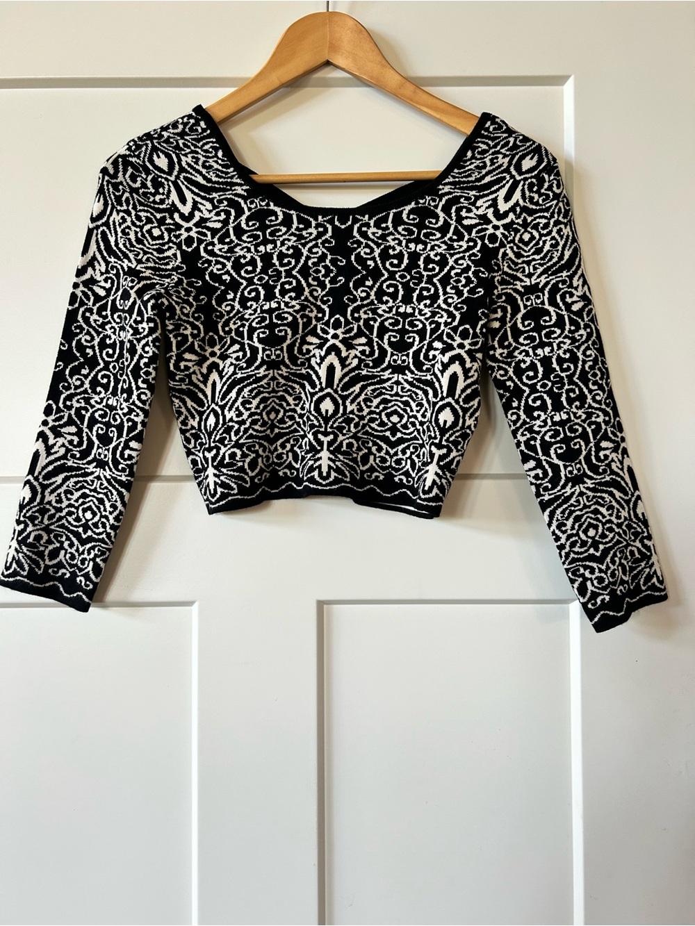 Xhilaration Black and White Long-Sleeve Patterned Crop Top